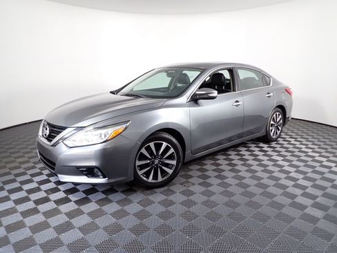 Used 2017 Nissan Altima 2.5 SL w/ Moonroof Package image 11