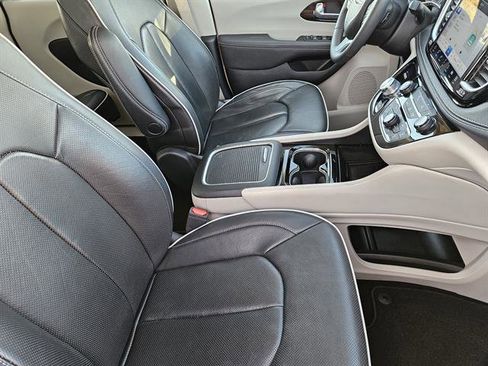Used 2024 Chrysler Pacifica Limited image 11