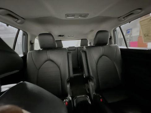 Used 2023 Toyota Highlander XLE FWD image 33