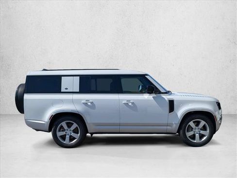 Certified 2023 Land Rover Defender 130 SE AWD/4WD image 4