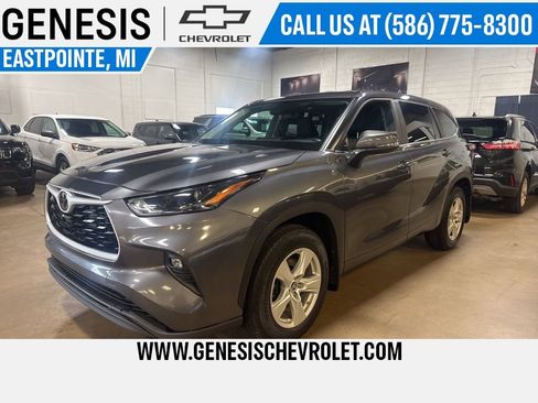 Used 2024 Toyota Highlander LE image 1