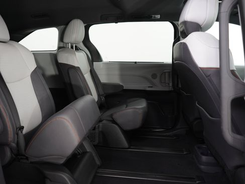 Used 2023 Toyota Sienna XSE FWD image 14
