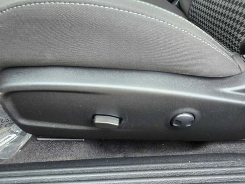 Used 2022 Dodge Challenger R/T w/ Driver Convenience Group image 18