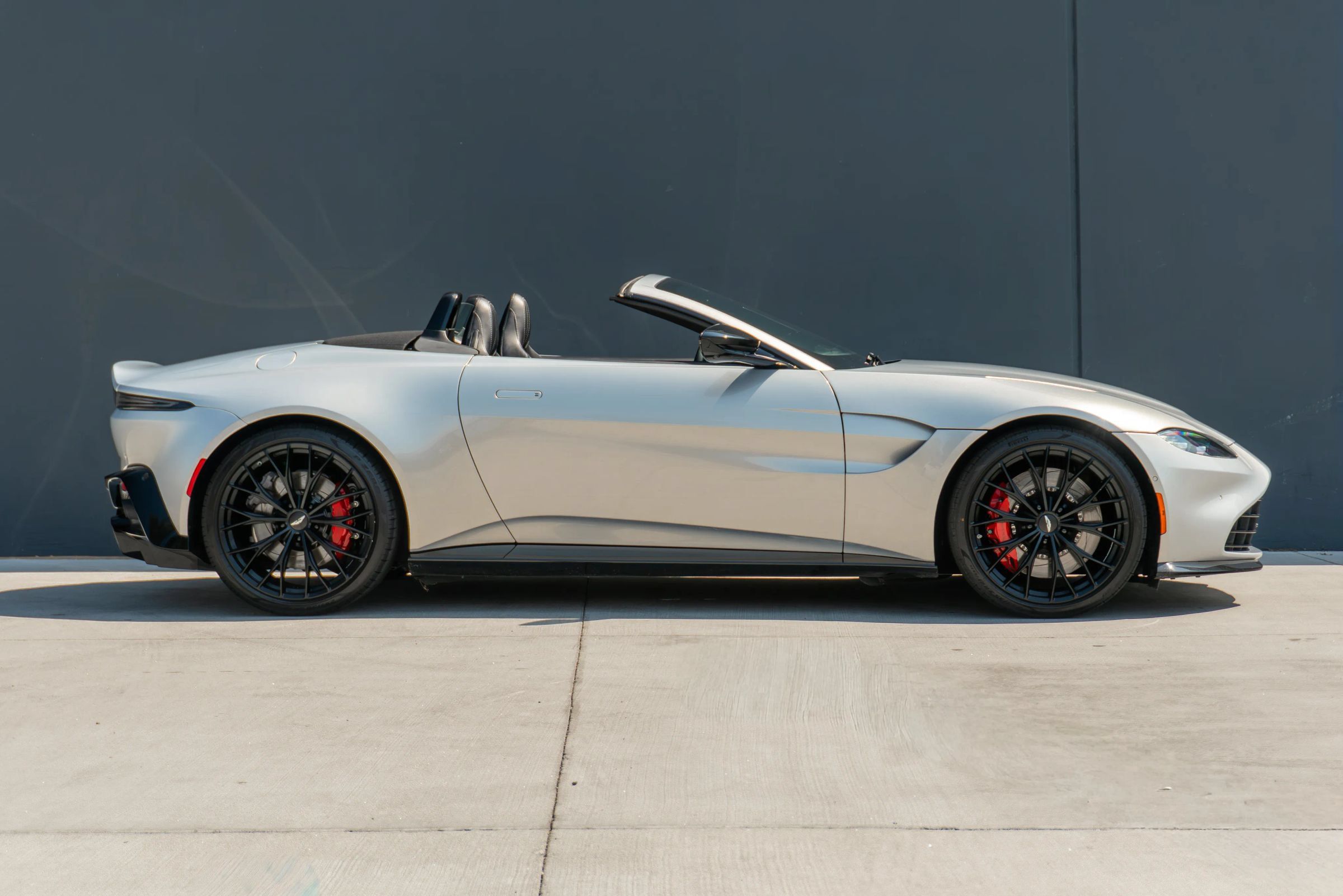 Used 2022 Aston Martin V8 Vantage Roadster RWD image 7
