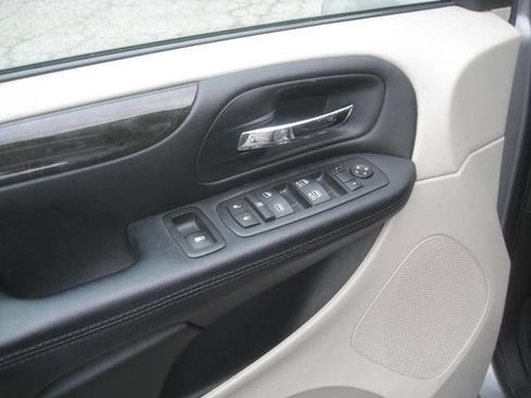 Used 2016 Dodge Grand Caravan SXT FWD image 15