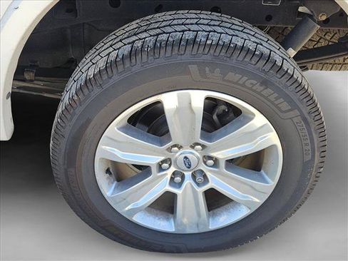 Used 2017 Ford F150 Platinum w/ Equipment Group 701A Luxury AWD/4WD image 4