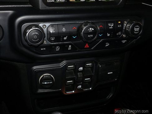 Used 2019 Jeep Wrangler Unlimited Sahara w/ Uconnect 4C Nav & Sound Group AWD/4WD image 21