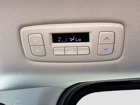 Used 2025 Kia Carnival FWD image 26
