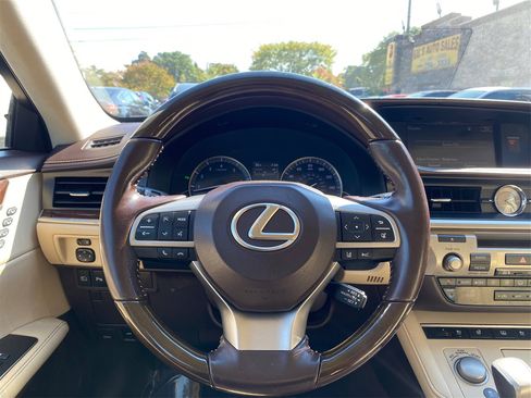 Used 2016 Lexus ES 350 w/ Luxury Package w/Wood Trim image 28