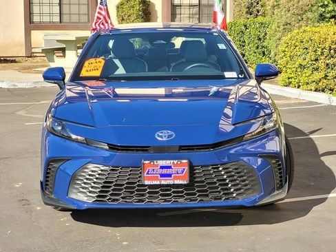 Used 2025 Toyota Camry SE image 3
