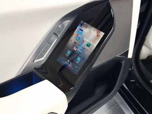 Used 2025 BMW 760i xDrive w/ Premium Package image 45