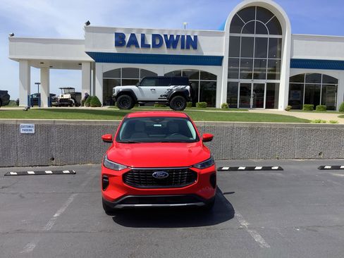 Used 2024 Ford Escape Active w/ Tech Pack #2 AWD/4WD image 2