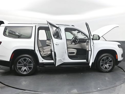 Used 2024 Jeep Wagoneer 4WD w/ Premium Group I image 47