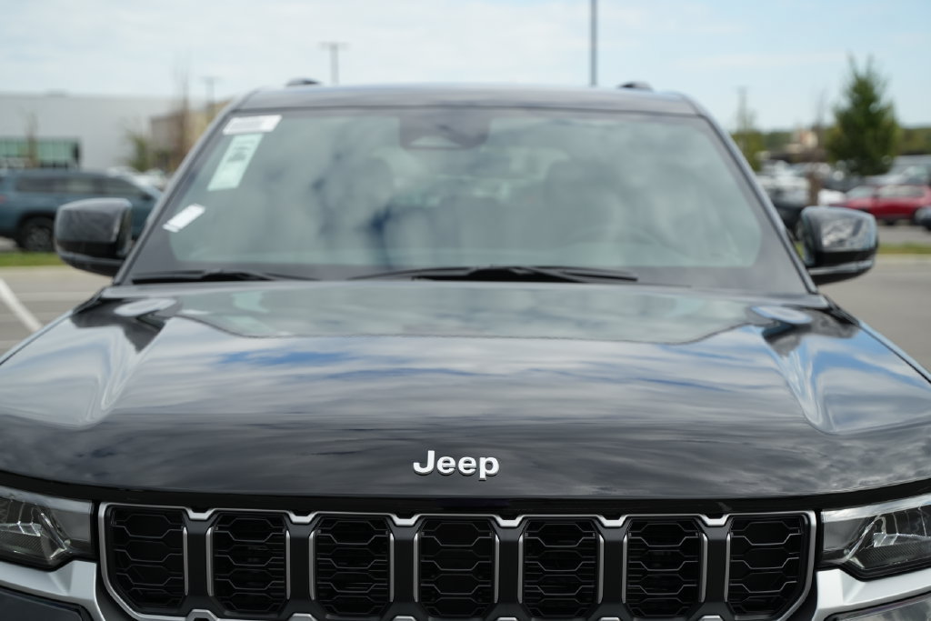 New 2027 Jeep Grand Cherokee Limited w/ MOPAR Finishing Package AWD/4WD image 39