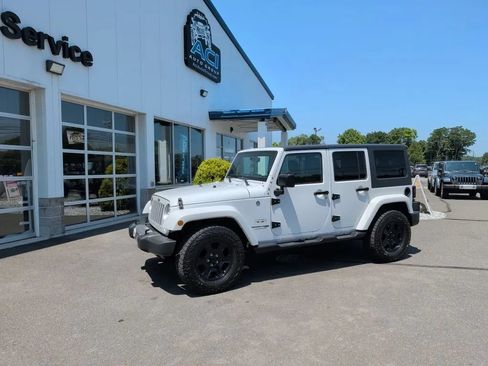 Used 2018 Jeep Wrangler Unlimited Sahara AWD/4WD image 2
