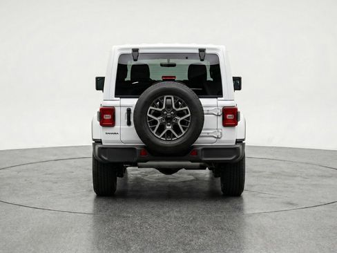 Used 2025 Jeep Wrangler Sahara image 7