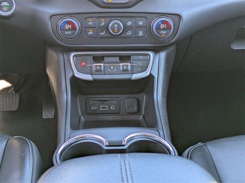 Used 2024 GMC Terrain SLT image 14