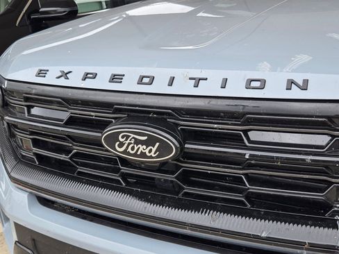 Used 2025 Ford Expedition Platinum w/ Stealth Performance Package AWD/4WD image 4