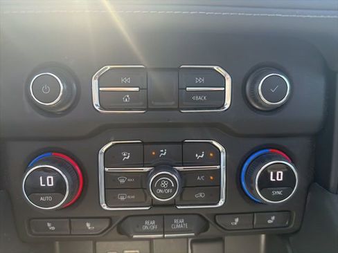 Used 2023 Chevrolet Suburban LT w/ Luxury Package image 21