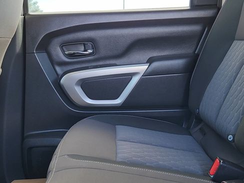 Used 2022 Nissan Titan SV w/ SV Convenience Package image 17
