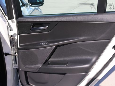 Used 2019 Jaguar XE Premium image 18