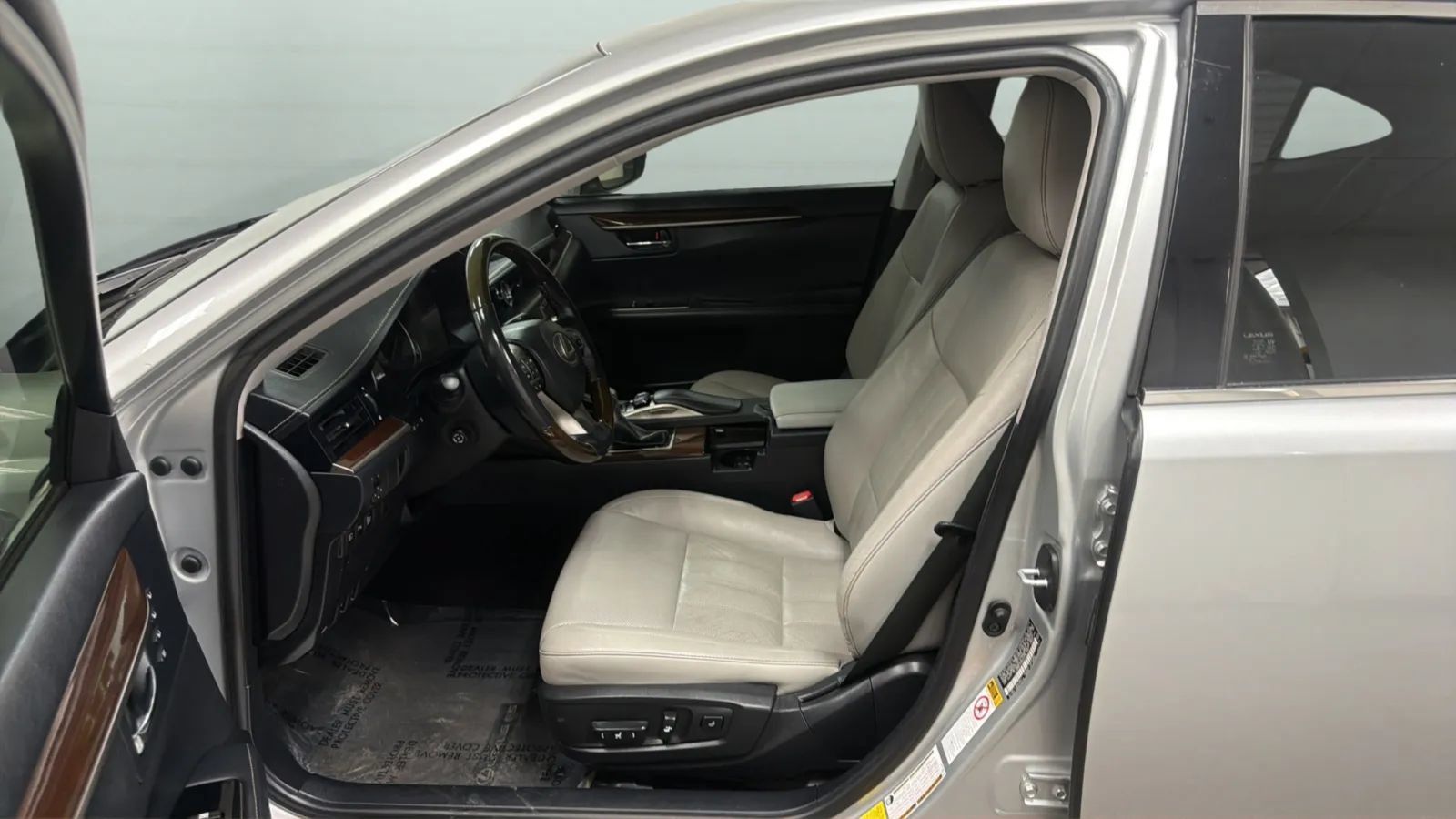 Used 2016 Lexus ES 300h w/ Luxury Package w/Wood Trim FWD image 21
