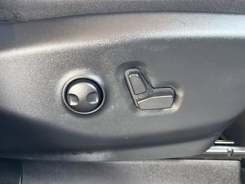 Used 2025 Chrysler Pacifica Limited image 29