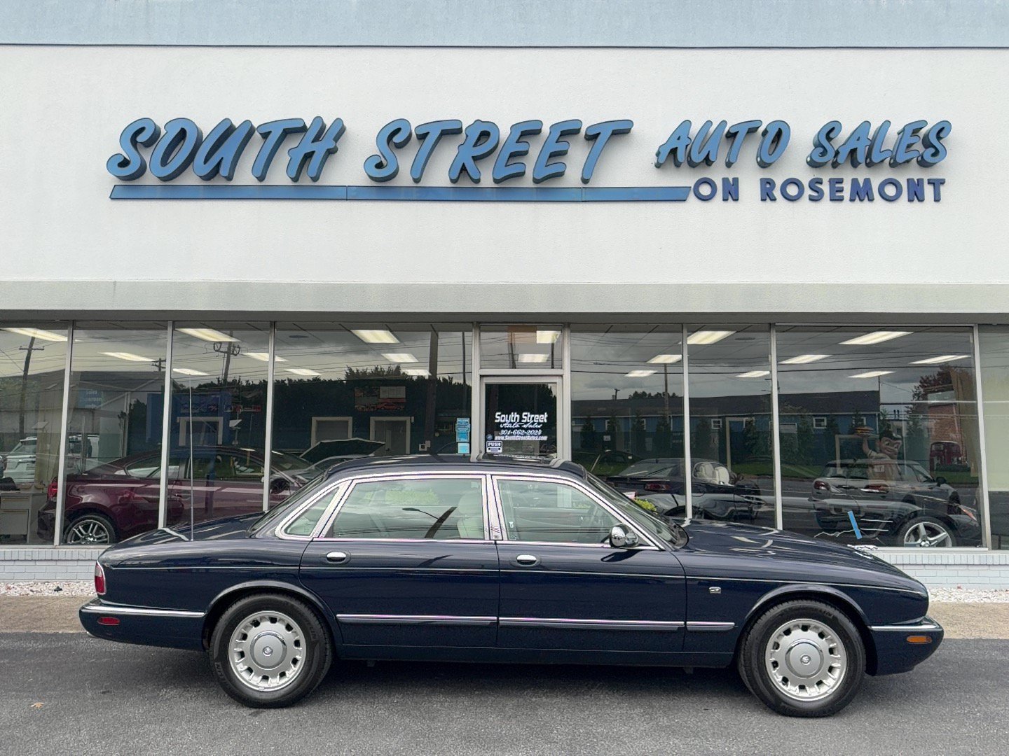 Used 2000 Jaguar XJ RWD image 1