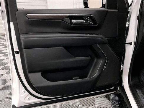 Used 2025 Chevrolet Suburban Z71 image 21