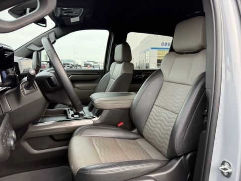 Used 2024 Chevrolet Silverado 2500 ZR2 image 16