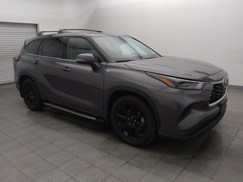 Used 2022 Toyota Highlander L FWD image 11
