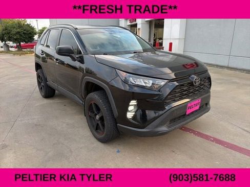 Used 2021 Toyota RAV4 LE image 1