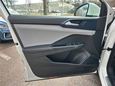 Certified 2024 Volkswagen Taos SE image 10