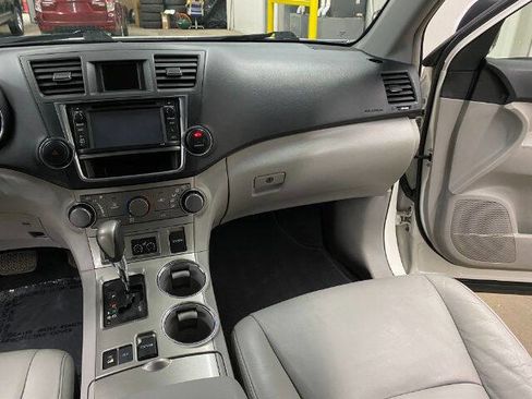 Used 2013 Toyota Highlander SE image 23