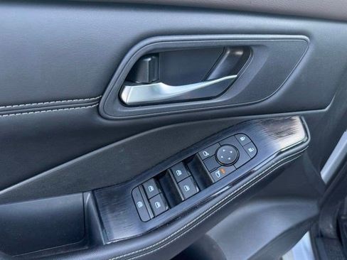 Used 2023 Nissan Rogue SV w/ SV Premium B Package FWD image 11
