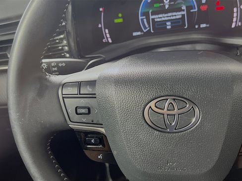 Used 2025 Toyota Camry SE FWD image 19