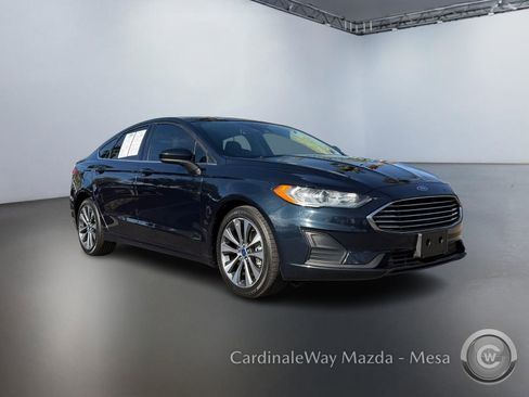 Used 2020 Ford Fusion SE image 2
