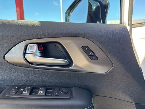 Used 2025 Chrysler Pacifica Select FWD image 11