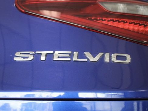 Used 2022 Alfa Romeo Stelvio Ti image 8