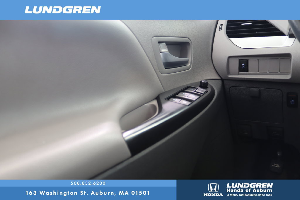 Used 2017 Toyota Sienna LE AWD/4WD image 26