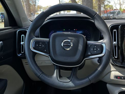 Used 2023 Volvo XC40 B5 Plus image 32