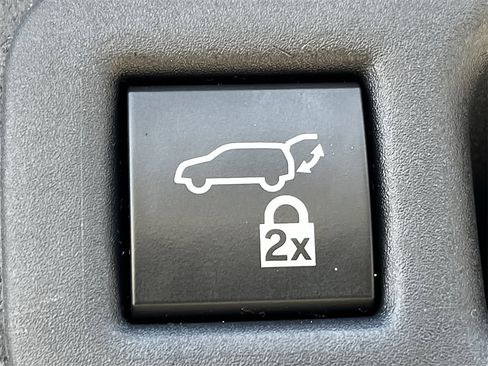 Used 2021 Toyota Sienna Platinum image 28