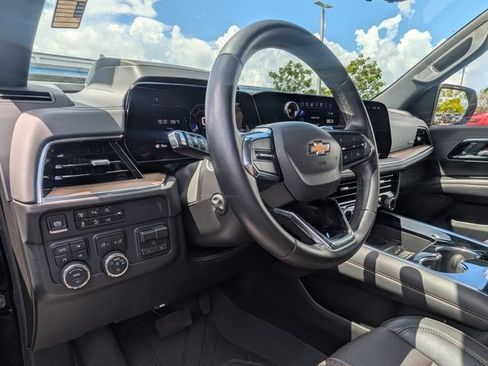 Used 2025 Chevrolet Suburban High Country AWD/4WD image 2