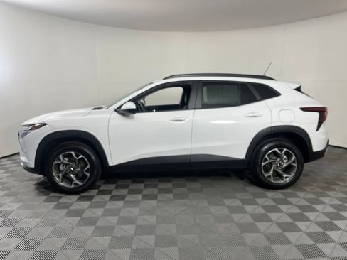 Certified 2025 Chevrolet Trax LT FWD image 6