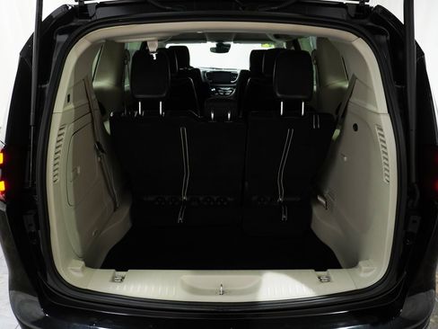Used 2022 Chrysler Pacifica Touring-L w/ Uconnect Theater Family Group image 7