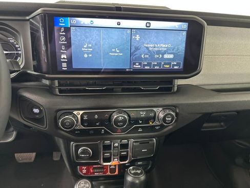 Used 2024 Jeep Wrangler Unlimited image 21