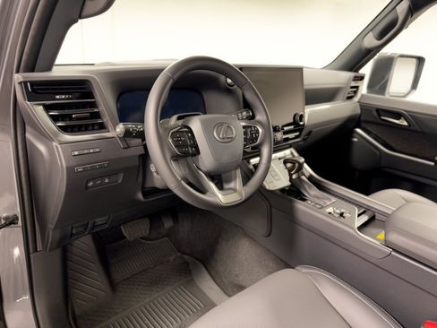 Used 2024 Lexus GX 550 w/ Cold Area Package AWD/4WD image 4
