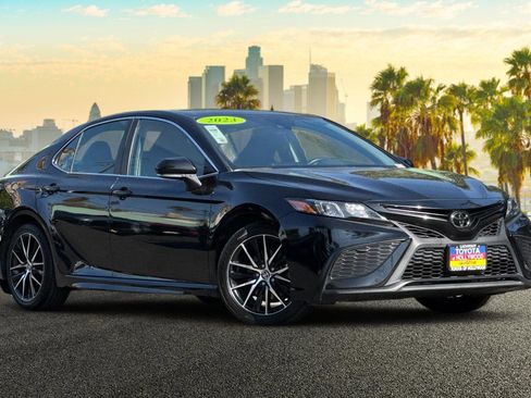 Used 2023 Toyota Camry SE image 2