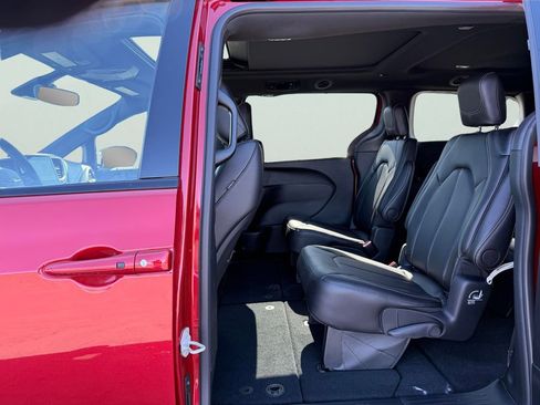 New 2026 Chrysler Pacifica Select image 30