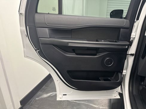 Used 2019 Ford Expedition XLT image 16
